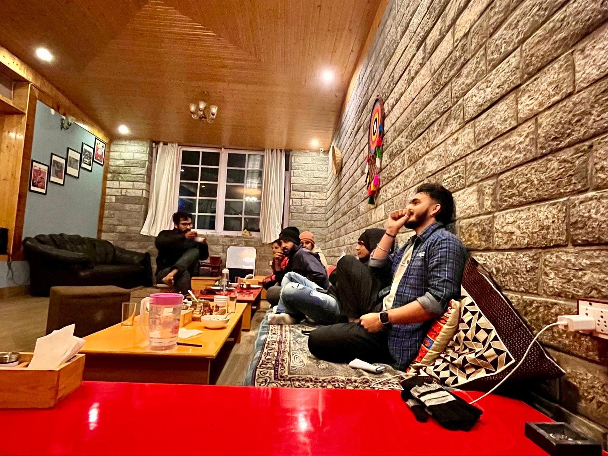 Fluestern Hostel And Cafe Nagar  外观 照片