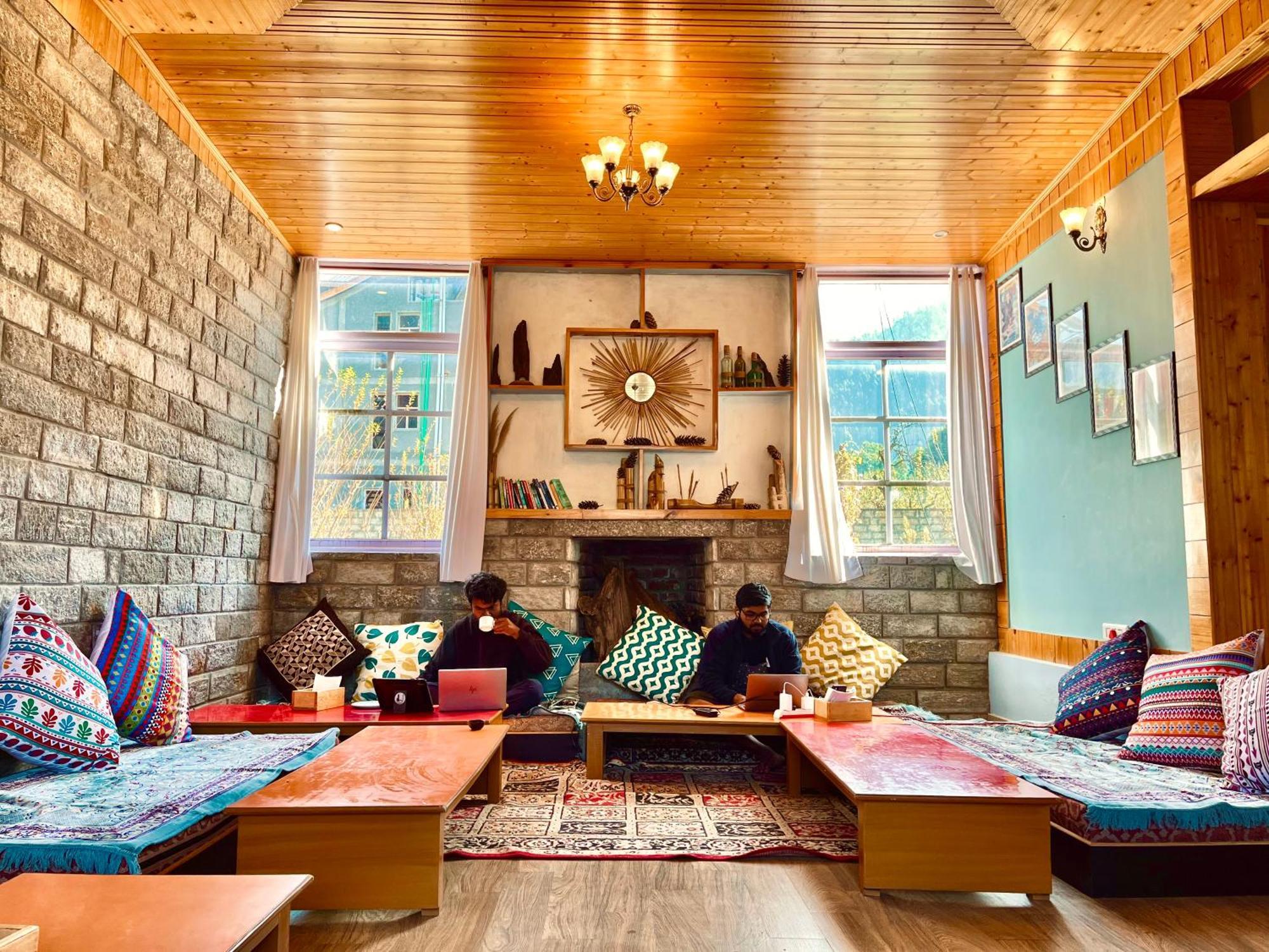 Fluestern Hostel And Cafe Nagar  外观 照片