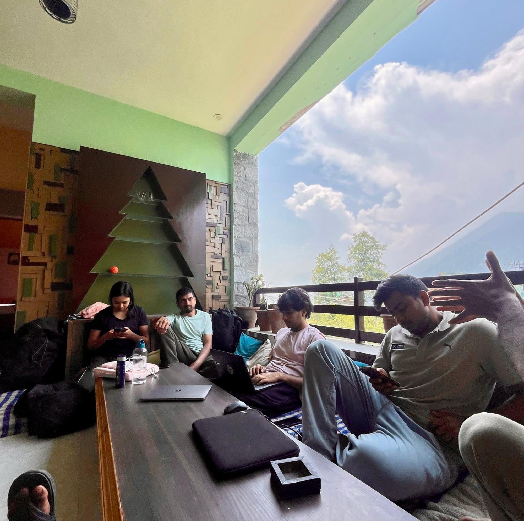 Fluestern Hostel And Cafe Nagar  外观 照片