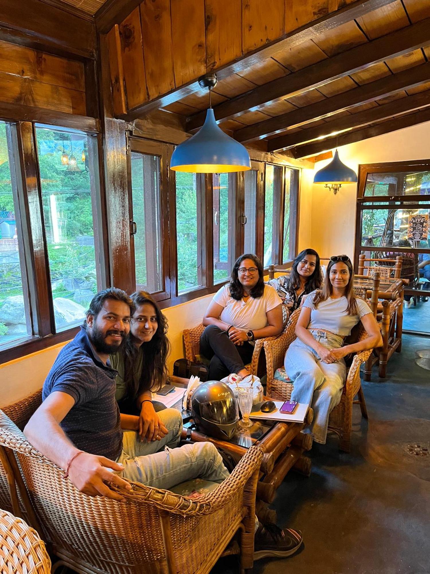 Fluestern Hostel And Cafe Nagar  外观 照片