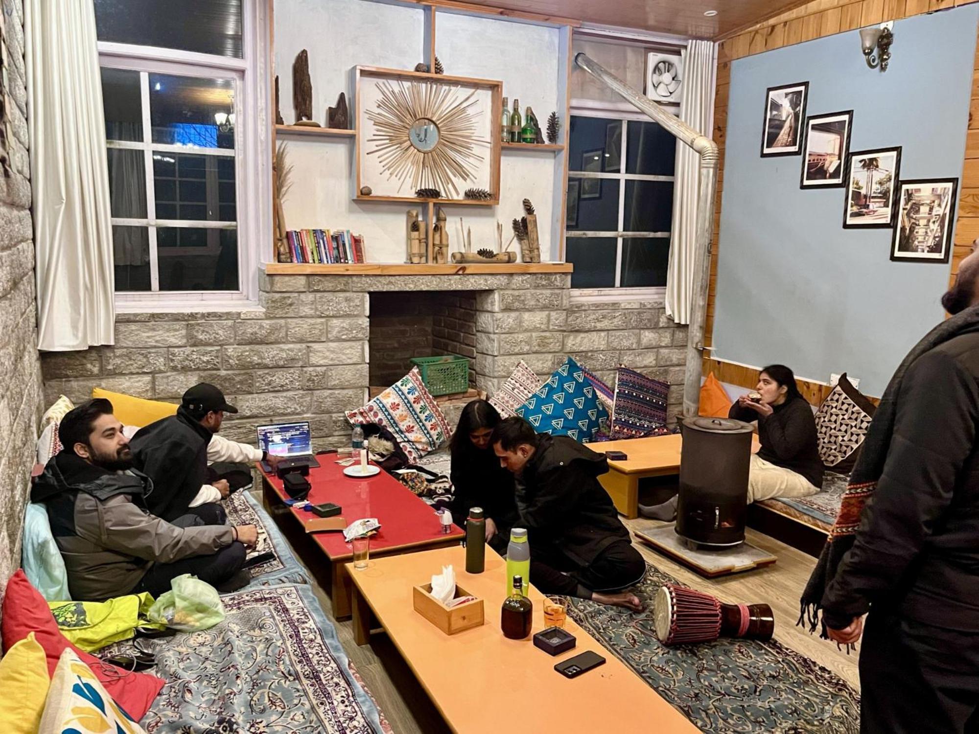 Fluestern Hostel And Cafe Nagar  外观 照片