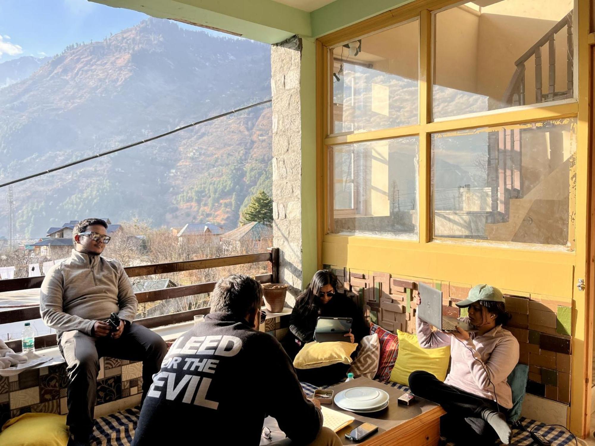 Fluestern Hostel And Cafe Nagar  外观 照片