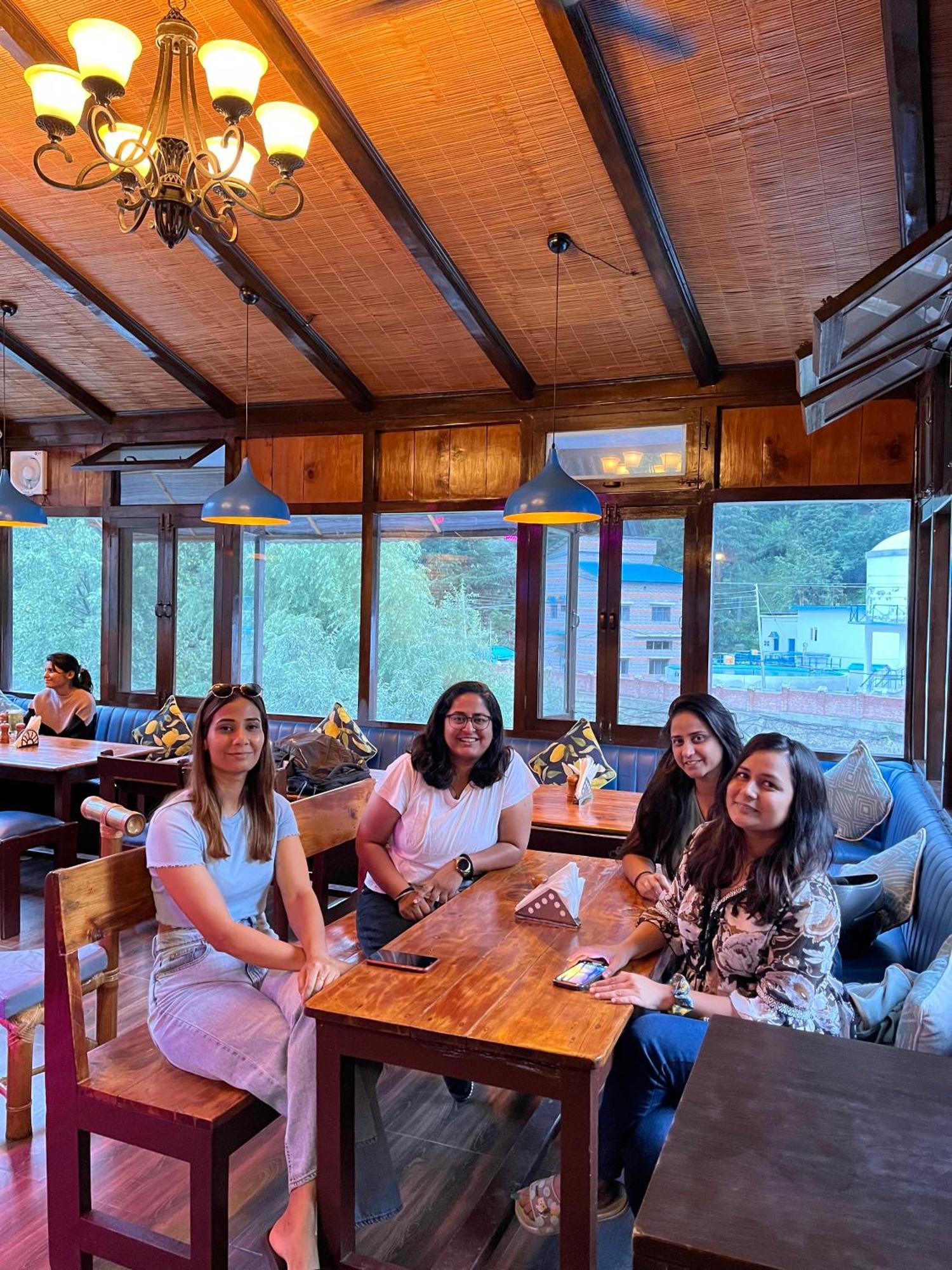 Fluestern Hostel And Cafe Nagar  外观 照片